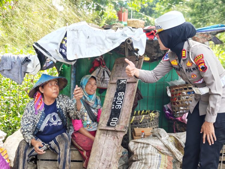 Satlantas Polres Rembang Wujudkan Kepedulian Lewat Jumat Berkah