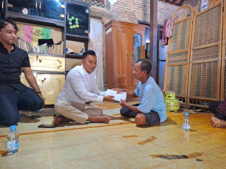 Viral di Medsos, Gus Miftah Serahkan Beasiswa dan Bantuan ke Inisial A