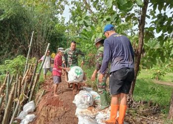 Kompak, TNI dan Warga Perkuat Tanggul Sungai