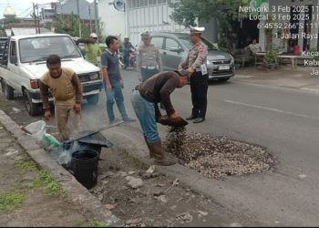 Jalan Rusak di Pati – Kayen, Satlantas Pati Akhirnya Turun Kawal Perbaikan