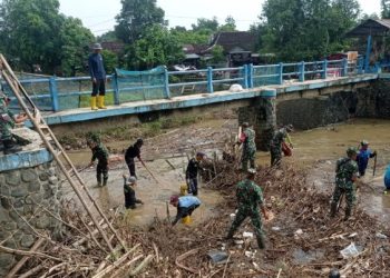 TNI dan Warga Bersatu Membersihkan Sungai Tambak Winong