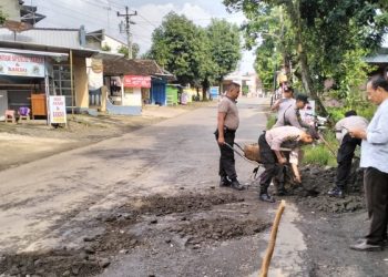 Polsek dan Koramil Tlogowungu Gotong – Royong Perbaiki Jalan