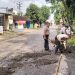 Polsek dan Koramil Tlogowungu Gotong – Royong Perbaiki Jalan