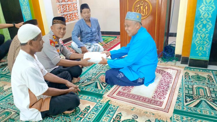 Pererat Silaturahmi, Polsek Kayen Gelar Sholat Dzuhur Berjamaah