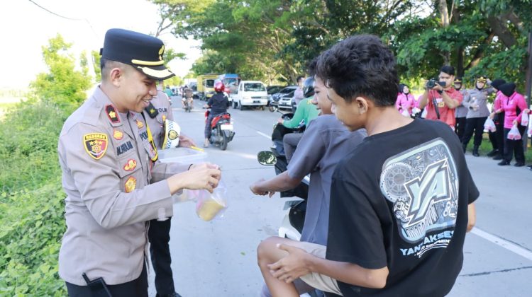 Ramadhan Berkah, Polres Rembang Bagikan Ratusan Paket Takjil