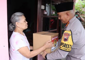 Peduli Lansia, Polresta Pati Bagikan Sembako Ramadan Door to Door