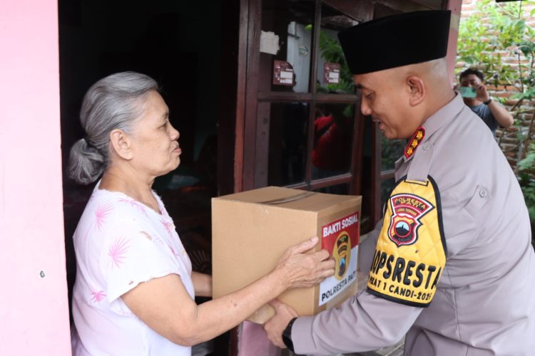 Peduli Lansia, Polresta Pati Bagikan Sembako Ramadan Door to Door