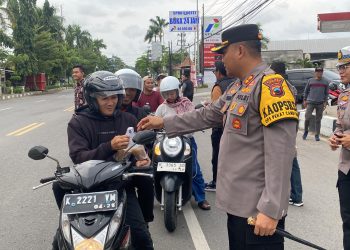 Wujud Kepedulian, Polres Rembang Bagikan Takjil Gratis