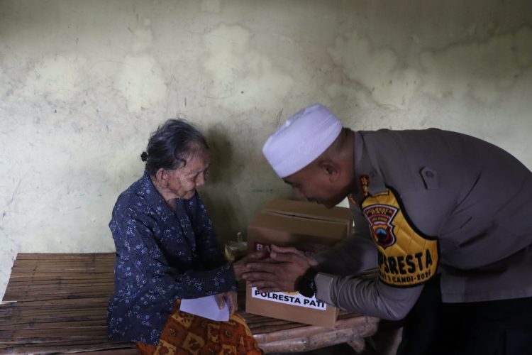 Warga Dhuafa di Bulan Ramadan Terima Bantuan