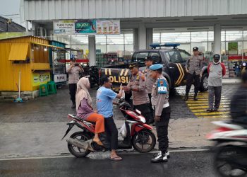 Berbagi Takjil di Bulan Ramadan, Warga Antusias Menerima