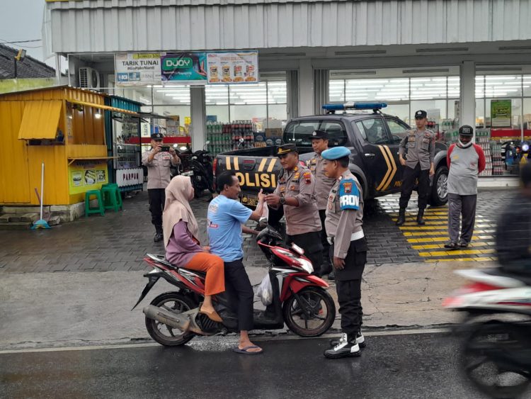 Berbagi Takjil di Bulan Ramadan, Warga Antusias Menerima