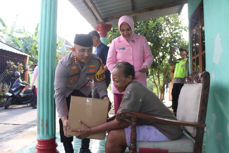 Sasaran Lansia dan Warga Kurang Mampu, Kini Paket Sembako di Bagikan