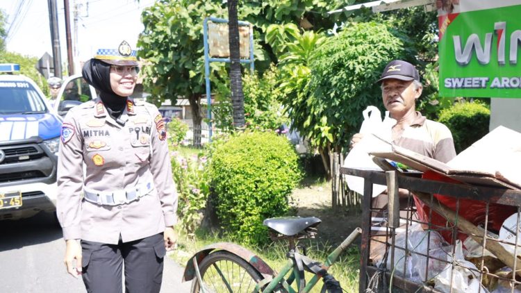 Peduli Gizi di Bulan Ramadan, Polisi Bagikan 200 Paket Ikan