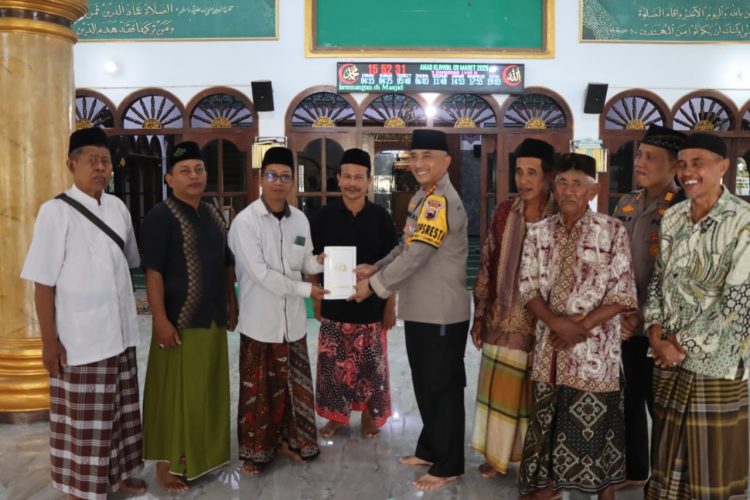 Jalin Kedekatan Dengan Masyarakat, Polresta Pati Serahkan Bantuan