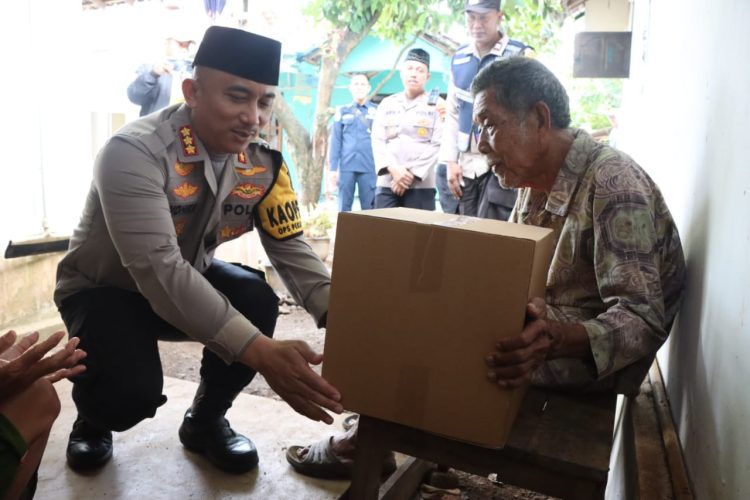Berbagi dan Peduli Sesama, Kapolresta Pati Turun