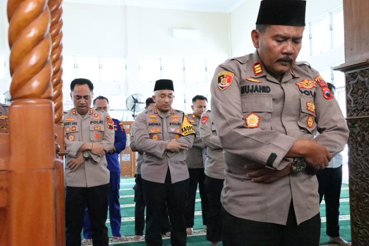 Perkuat Silaturahmi, Polresta Pati Laksanakan Sholat Berjamaah
