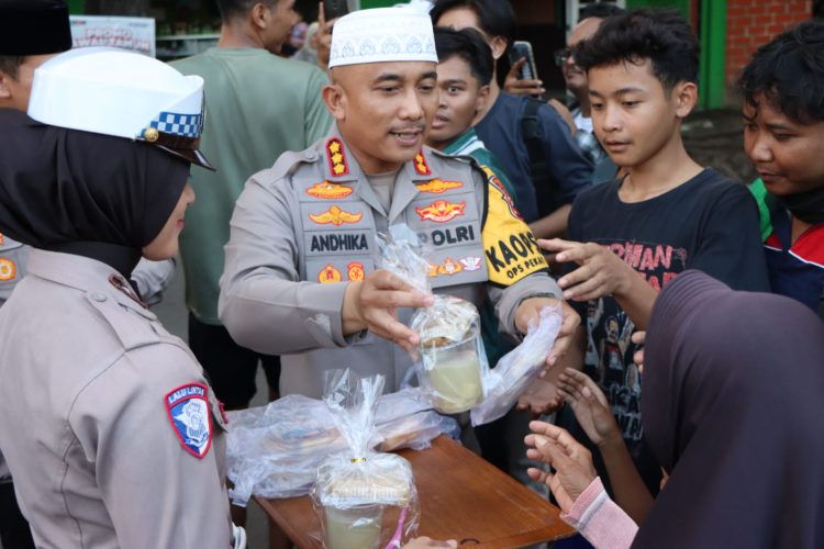 Wujud Kepedulian di Bulan Ramadan, Kapolresta Pati Berbagi Bansos