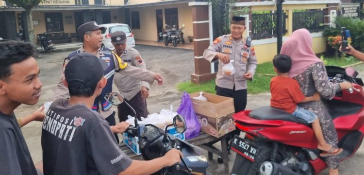 Sambut Ramadan, Polsek Kayen Bagikan 250 Paket Takjil