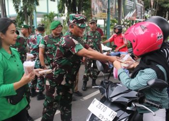 Jelang Berbuka, Kodim 0718/Pati dan Persit Bagikan Takjil Gratis