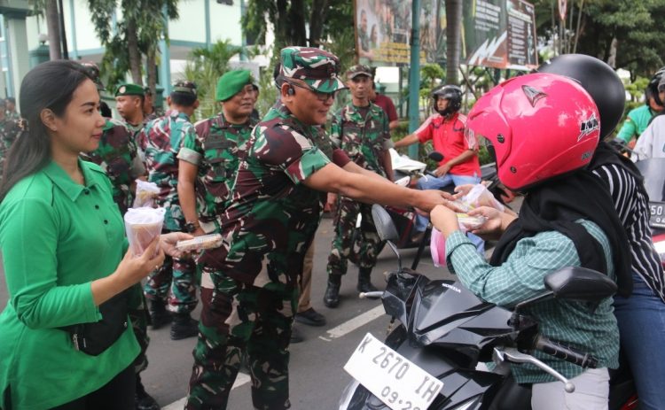 Jelang Berbuka, Kodim 0718/Pati dan Persit Bagikan Takjil Gratis