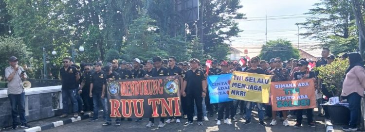 Dukungan Penuh UU TNI, Ratusan Warga Gelar Aksi