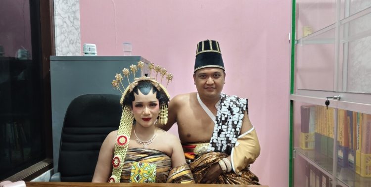Bos JL dan Sekdes Dengkek Ukir Momen Manis di Karnaval Tradisi Jawa