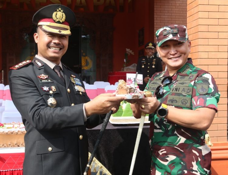 Hari Bhayangkara ke-79, Dandim Pati Datangi Mapolresta Berikan Kejutan