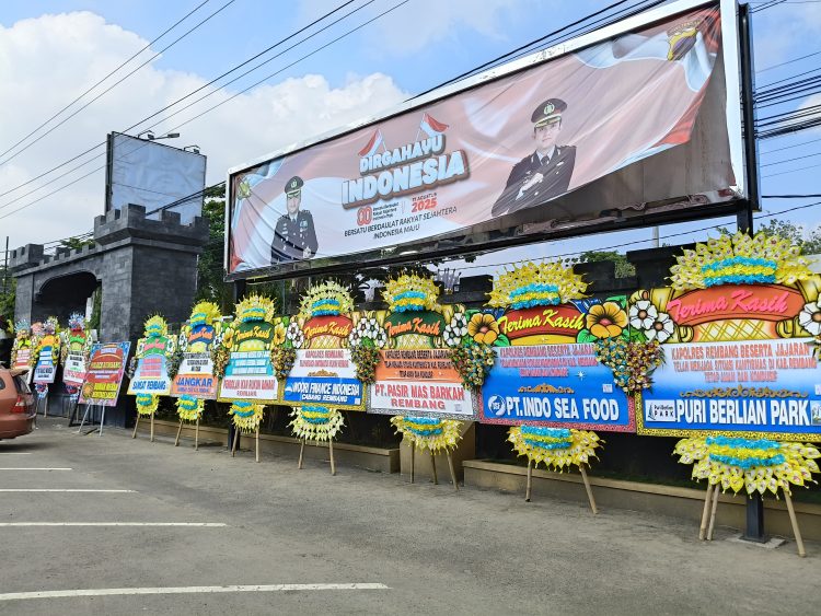 Lewat Ratusan Karangan Bunga, Warga Apresiasi Polres Rembang