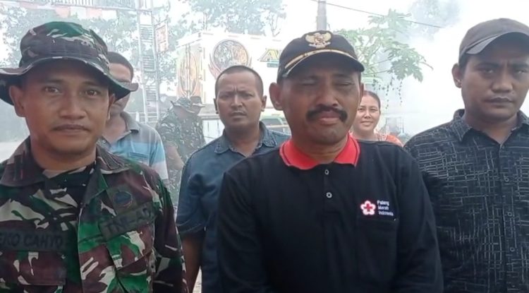 Sinergi TNI dan Warga, Lettu Inf. Eko : Bersihkan Sungai Barinten di HUT TNI