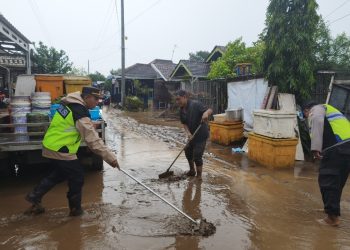 Pasca Banjir, AKP Aris : Aparat dan Warga Gerak Cepat Pembersihan Lumpur