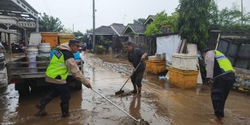 Pasca Banjir, AKP Aris : Aparat dan Warga Gerak Cepat Pembersihan Lumpur