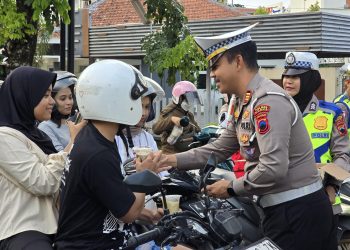 Ratusan Takjil Dibagikan Jelang Magrib, AKP Royke : Aksi Humanis dan Sosial