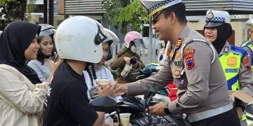 Ratusan Takjil Dibagikan Jelang Magrib, AKP Royke : Aksi Humanis dan Sosial