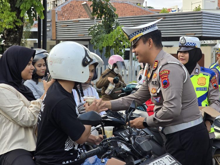 Ratusan Takjil Dibagikan Jelang Magrib, AKP Royke : Aksi Humanis dan Sosial