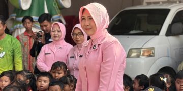 Belajar Budaya, Bhayangkari Rembang Ajak Anak TK Membatik
