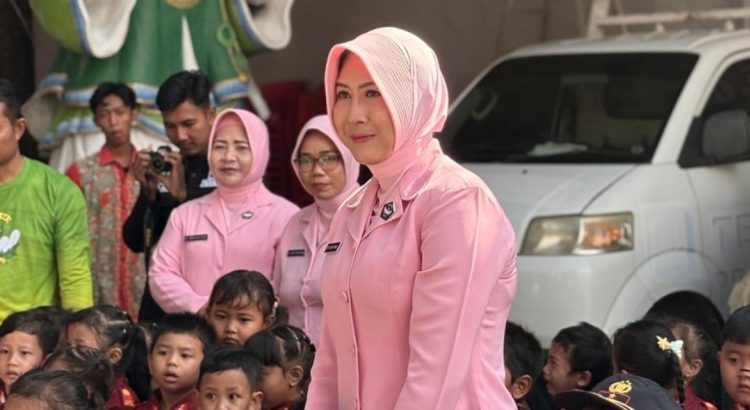 Belajar Budaya, Bhayangkari Rembang Ajak Anak TK Membatik