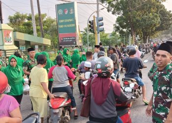 TNI Turun ke Jalan, 2.500 Takjil Dibagikan Prajurit Yonif 410/Alugoro Untuk Warga Pati