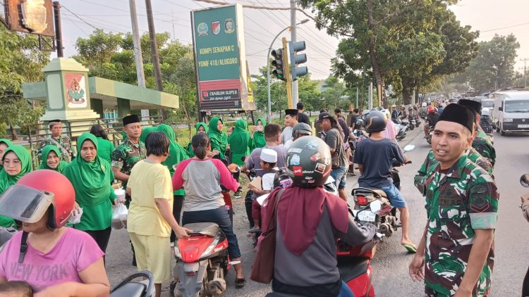 TNI Turun ke Jalan, 2.500 Takjil Dibagikan Prajurit Yonif 410/Alugoro Untuk Warga Pati