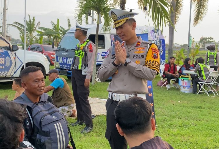 Kasatlantas Turun ke Jalan! Pemudik Dapat BBM, Pijat dan Makan Gratis Lewat Rest and Safety Mobile