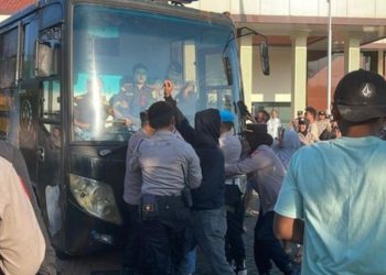 Lempar Botol ke Mobil Tahanan, Tangis Keluarga Pecah