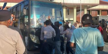 Lempar Botol ke Mobil Tahanan, Tangis Keluarga Pecah