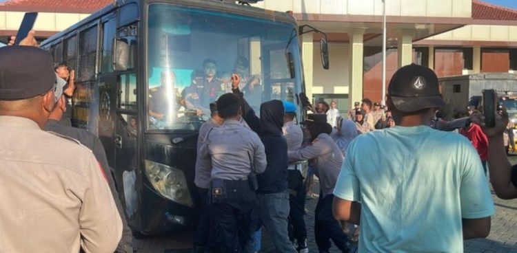 Lempar Botol ke Mobil Tahanan, Tangis Keluarga Pecah