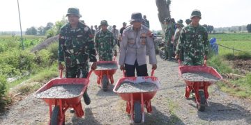 Betonisasi Jalan Dikerjakan, Sinergi TNI – Polri dan Warga Godo Jadi Inspirasi