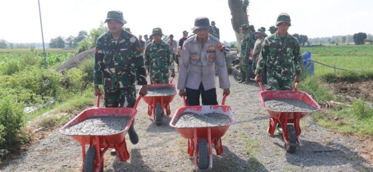 Betonisasi Jalan Dikerjakan, Sinergi TNI – Polri dan Warga Godo Jadi Inspirasi