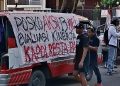 Posko AMPB Dibubarkan, Massa dan Polisi Adu Argumen
