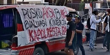 Posko AMPB Dibubarkan, Massa dan Polisi Adu Argumen