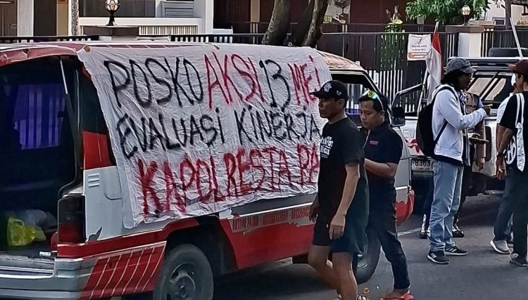 Posko AMPB Dibubarkan, Massa dan Polisi Adu Argumen