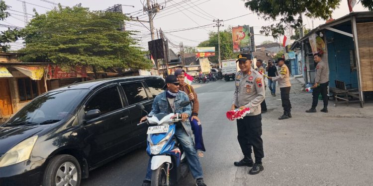 250 Bendera Merah Putih Dibagikan Warga, AKP Parsa : Kobarkan Semangat Kemerdekaan