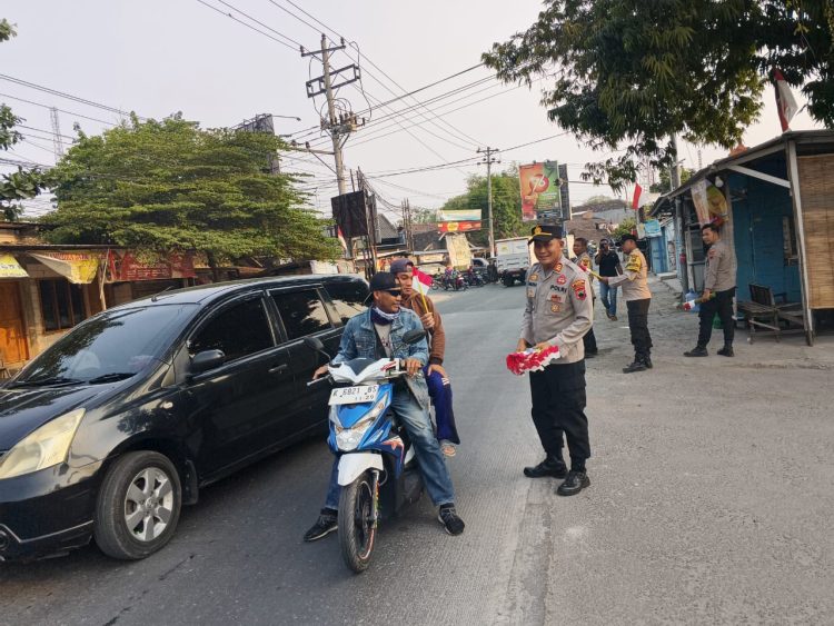250 Bendera Merah Putih Dibagikan Warga, AKP Parsa : Kobarkan Semangat Kemerdekaan