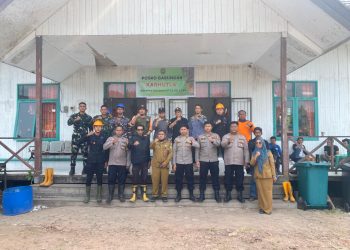 Patroli Karhutla, Polda Kalbar Turun Bawa Air Bersih untuk Warga